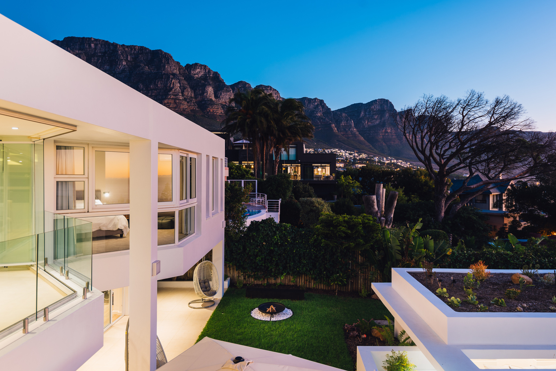 11TMD Camps Bay Villa Backyard 1A View Garden, Mountain Evening